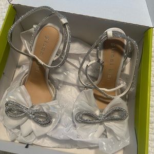 Bow Shoes in white.